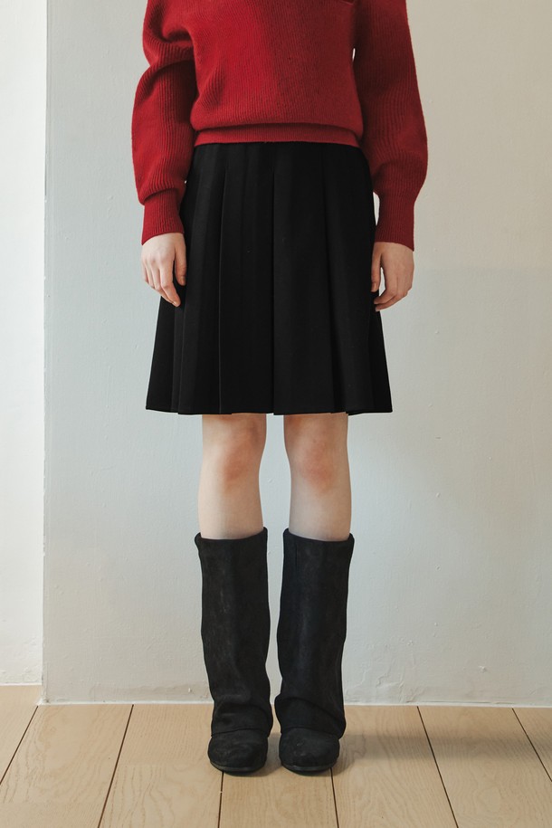 미디 플리츠 스커트 / 블랙은 여성 고객을 위한 미니멀하고 클래식한 스타일의 스커트입니다. 사계절 모두 착용 가능하며, 오피스룩, 출근룩, 모임룩 등 다양한 TPO에 활용할 수 있습니다. 부드러운 촉감의 폴리에스테르, 면, 스판덱스 혼방 소재로 제작되었으며, 중간 두께감으로 편안한 착용감을 선사합니다. 플리츠 디테일과 레귤러 핏, 블랙 컬러의 무지 디자인으로 시크한 매력을 더하며, 안감과 더블 벨트 루프, 백 지퍼, 스티치 디테일, 기계 주름 등의 특징을 갖추었습니다.
