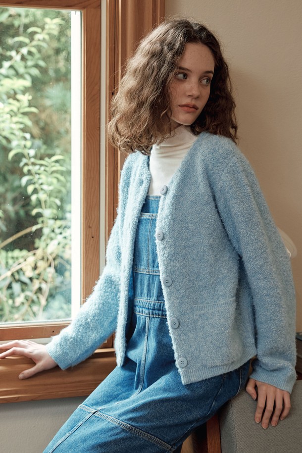 [2컬러] 파스텔 솜사탕 가디건은 부드러운 아크릴 소재로 제작되어 솜사탕처럼 포근한 촉감을 선사합니다. 라운드넥 디자인과 레귤러핏으로 편안하게 착용 가능하며, 봄, 가을에 어울리는 두꺼운 두께감으로 따뜻함을 더합니다. 파스텔 블루, 파스텔 핑크 두 가지 사랑스러운 컬러로 출시되어 데이트룩, 봄 소풍룩 등 다양한 스타일에 매치하기 좋습니다. 캐주얼하고 베이직한 디자인으로 스타일리시한 미니멀룩을 연출해보세요. 긴 소매 기장의 크롭 기장으로 다리가 길어 보이는 효과를 줍니다.
