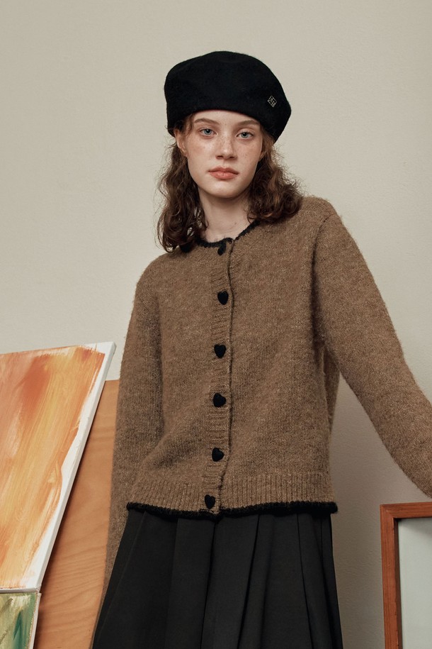 **[2컬러] 하트 버튼 라인 가디건**

부드러운 촉감의 울 혼방 소재로 제작되어 가을, 겨울 시즌 따뜻하게 착용 가능한 여성 가디건입니다. 라운드넥 디자인에, 넥라인과 밑단 배색으로 포인트를 주어 세련된 느낌을 더했습니다. 레귤러핏으로 편안하게 착용 가능하며, 하트 모양 버튼 디테일이 로맨틱한 분위기를 연출합니다. 데이트룩, 모임룩 등 다양한 TPO에 활용 가능한 베이직하고 우아한 스타일의 니트 가디건입니다. 그레이, 브라운 두 가지 컬러로 만나보세요. 긴 소매 기장으로 간절기부터 한겨울까지 따뜻하게 착용할 수 있습니다.
