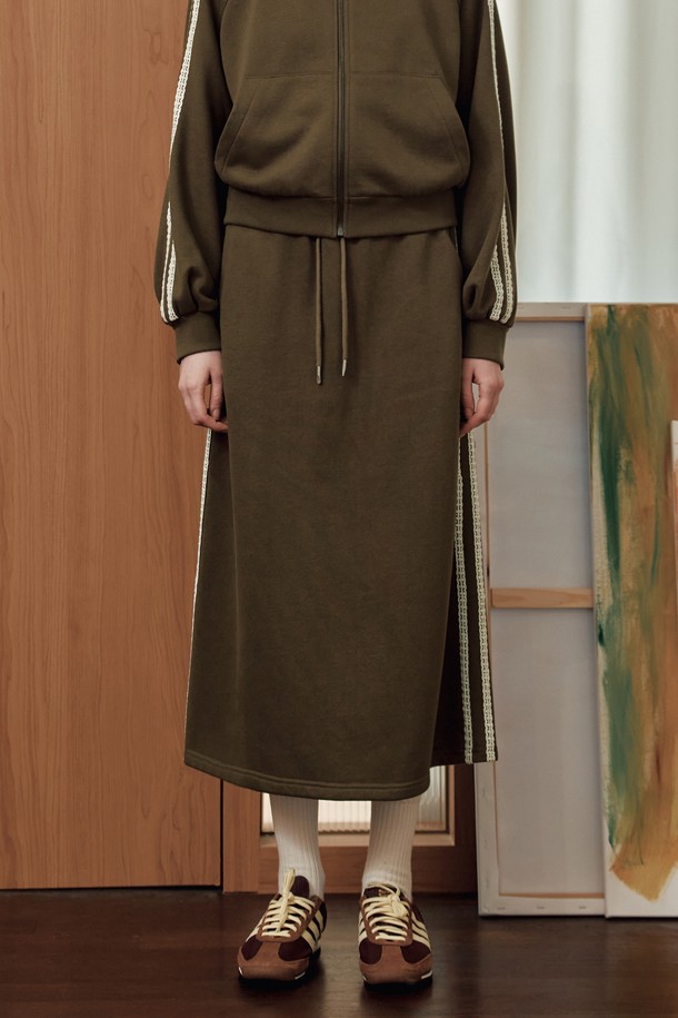 브라운 컬러의 레이스 리본 트레이닝 스커트입니다. 면 소재로 제작되어 부드러운 촉감을 선사하며, 봄, 가을에 착용하기 좋습니다. 허리 밴딩 처리로 편안하게 활동할 수 있으며, 캐주얼하고 스포티한 스타일을 연출합니다. H라인 일자핏으로, 레이스 디테일과 리본 장식이 여성스러운 포인트를 더합니다. 일상생활과 가벼운 스포츠 활동 모두에 활용 가능한 실용적인 아이템입니다.
