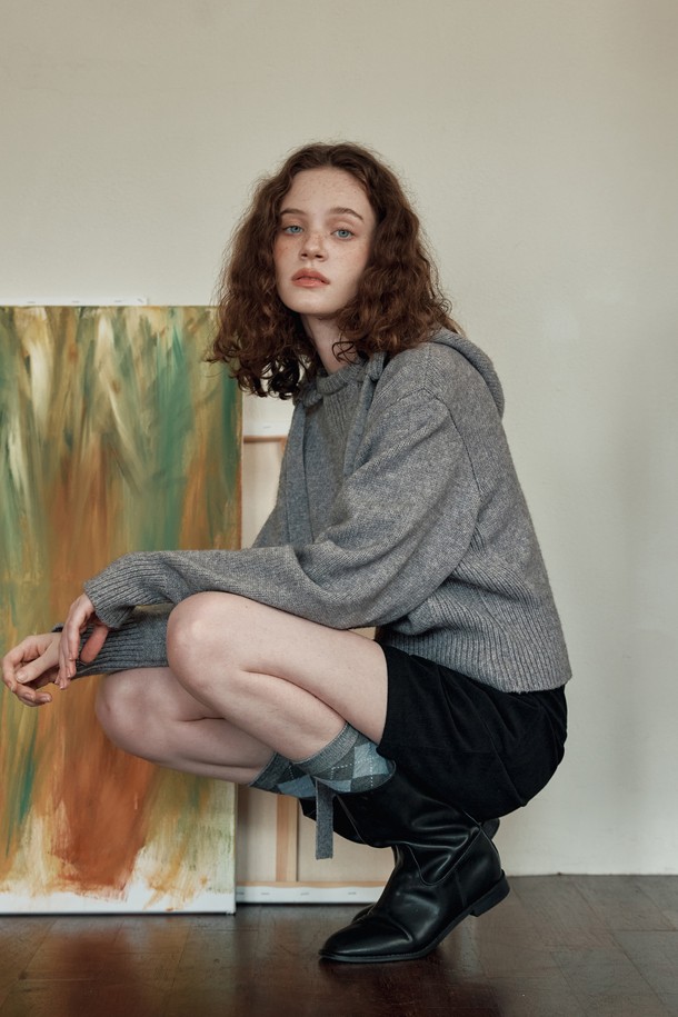 유니 후드 스웨터는 부드러운 울 소재로 제작되어 가을과 겨울에 따뜻하게 착용하기 좋은 여성용 스웨터입니다. 캐주얼하고 베이직한 스타일로, 루즈핏 디자인과 긴 소매, 후드 네크라인이 편안함을 더합니다. 데일리룩은 물론, 출근룩으로도 활용하기 좋은 실용적인 아이템입니다. 그레이 컬러의 무지 디자인은 어떤 옷에도 잘 어울려 미니멀하고 클래식한 스타일을 연출합니다. 두꺼운 두께감으로 포근하게 감싸주어 추운 날씨에도 따뜻함을 유지해 줍니다.
