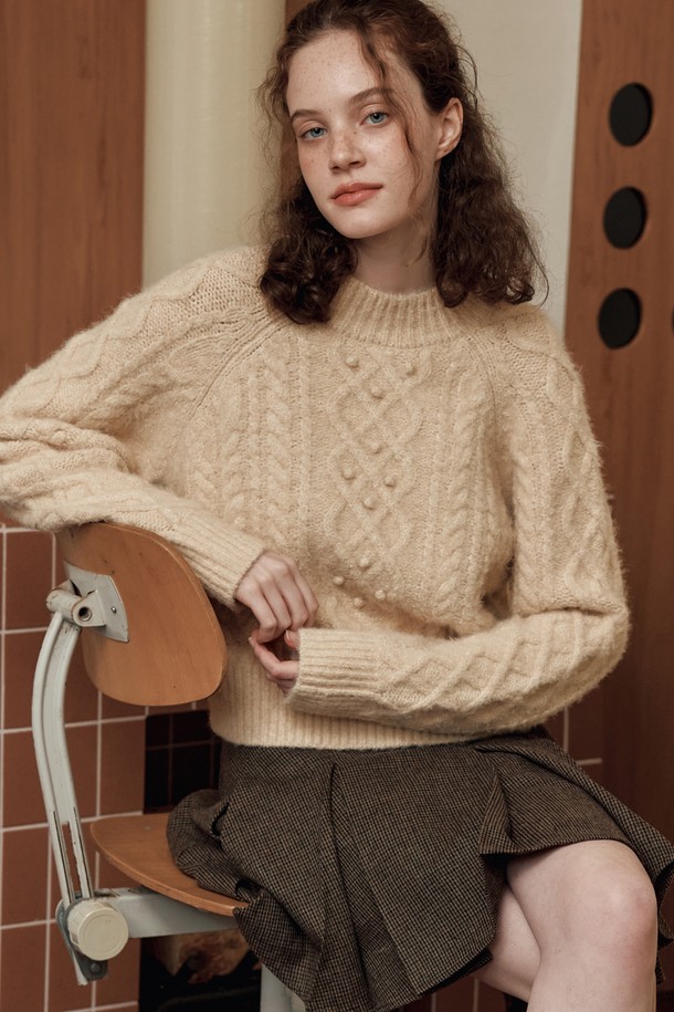 따뜻하고 포근한 [2컬러] 소프트 스노우 스웨터입니다. 부드러운 촉감의 울 혼방 소재를 사용하여 가을, 겨울 시즌 내내 편안하게 착용할 수 있습니다. 래글런 소매와 루즈핏 디자인으로 활동성을 높였으며, 다양한 크기의 트위스트 니트 패턴이 돋보입니다. 넓은 라운드넥과 립 디테일 밑단이 디자인의 완성도를 더하며, 차콜 그레이, 버터 옐로우 두 가지 컬러로 출시되어 데이트룩, 모임룩 등 다양한 스타일을 연출할 수 있습니다. 베이직, 클래식, 미니멀 무드를 즐기는 여성분들께 추천합니다.
