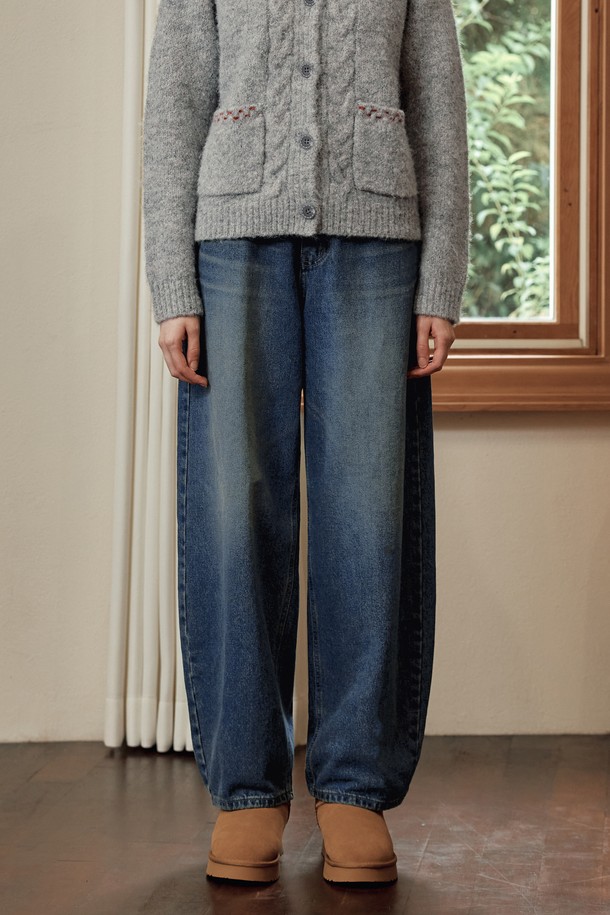 워싱 벌룬 데님 팬츠 / 인디고는 캐주얼, 미니멀, 클래식 스타일을 아우르는 여성용 데님 팬츠입니다. 봄, 가을에 적합하며, 루즈핏 벌룬 실루엣과 긴 기장으로 편안한 착용감을 선사합니다. 뻣뻣한 촉감의 데님 소재에 워싱 디테일을 더해 빈티지한 멋을 더했습니다. 무지 디자인과 인디고 컬러가 어떠한 상의와도 쉽게 매치되어 일상에서 폭넓게 활용할 수 있습니다.
