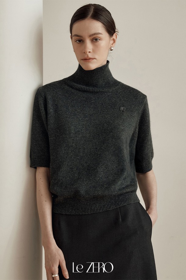 **[2컬러] 르제로 앙고라 반팔 터틀넥 니트**는 부드러운 앙고라 소재로 제작되어 봄, 가을 간절기에 활용하기 좋은 여성 니트입니다. 미니멀하고 베이직한 디자인으로 다양한 스타일 연출이 용이하며, 레귤러핏으로 편안하게 착용 가능합니다. 반팔 기장에 터틀넥 디자인으로 포근함을 더하였으며, 차콜과 블랙 두 가지 컬러로 만나볼 수 있습니다. 얇은 두께감으로 답답함 없이 부드러운 촉감을 선사하여 데일리룩으로 손색없습니다.
