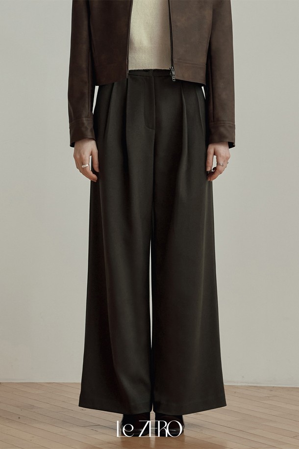 [2컬러] 르제로 더블 핀턱 와이드 슬랙스는 미니멀하고 클래식한 스타일을 추구하는 분들을 위한 슬랙스입니다. 블랙과 브라운 두 가지 색상으로 제공되며, 봄, 가을, 겨울 세 계절 모두 착용하기 좋습니다. 폴리에스테르 소재로 제작되어 부드러운 촉감을 선사하며, 루즈핏과 와이드한 바지핏으로 편안함을 더했습니다. 특히 더블 핀턱 디테일이 돋보이며, 오피스룩, 비즈니스 캐주얼, 출근룩 등 TPO에 맞춰 시크하게 연출할 수 있습니다.
