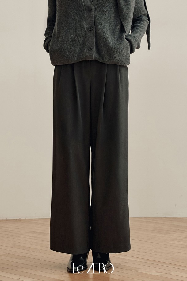세련된 룩을 완성해 줄 [2컬러] 르제로 더블 핀턱 와이드 슬랙스입니다. 미니멀하고 클래식한 스타일로, 오피스룩, 출근룩, 모임룩 등 다양한 TPO에 활용하기 좋습니다. 블랙과 베이지 두 가지 컬러로 출시되어, 어떤 상의와도 매치하기 용이합니다. 봄, 가을, 겨울 시즌에 적합하며, 부드러운 폴리에스테르 소재로 제작되어 편안한 착용감을 선사합니다. 와이드핏과 더블 핀턱 디테일이 다리 라인을 더욱 길고 슬림하게 연출해 줍니다.
