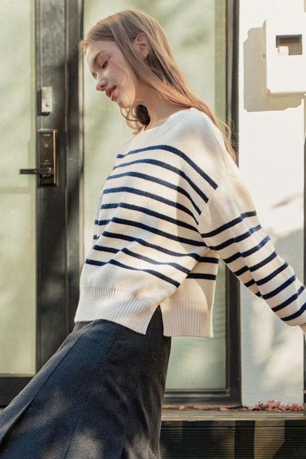 부드러운 캐시미어 소재와 두꺼운 두께감으로 따뜻함을 선사하는 [2컬러] 캐시미어 스트라이프 스웨터입니다. 여성 의류 상의, 니트/스웨터 카테고리에 속하며, 베이직하고 캐주얼한 스타일을 연출하기 좋습니다. 가을, 겨울 시즌에 어울리는 긴 소매와 라운드넥 디자인으로, 레귤러핏과 레귤러 기장으로 편안하게 착용할 수 있습니다. 화이트와 네이비 두 가지 컬러로 구성되어 있어, 다양한 하의와 매치하여 클래식하고 미니멀한 룩을 완성해보세요. 데일리룩으로 활용하기 좋은 아이템입니다.
