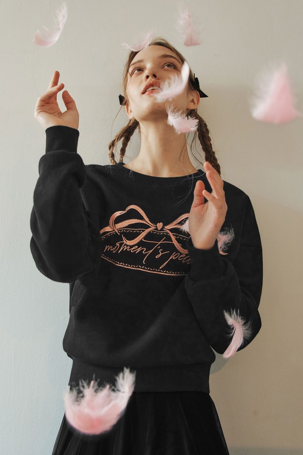 모먼츠피스 맨투맨 / 블랙은 부드러운 촉감의 면과 폴리에스테르 혼방 소재로 제작되어 봄, 가을, 겨울 세 계절 모두 활용 가능한 여성용 맨투맨입니다. 캐주얼하고 베이직한 스타일로, 루즈핏 디자인과 라운드넥, 긴 소매 기장이 편안한 착용감을 선사합니다. 리본 그래픽의 감성적인 레터링 자수 디테일이 돋보이며, 자수 작업으로 완성도를 높였습니다. 데이트룩, 봄 소풍룩 등 다양한 TPO에 어울리며, 스커트나 팬츠 등 어떤 아이템과도 쉽게 매치하여 미니멀하고 클래식한 스타일을 연출할 수 있습니다.
