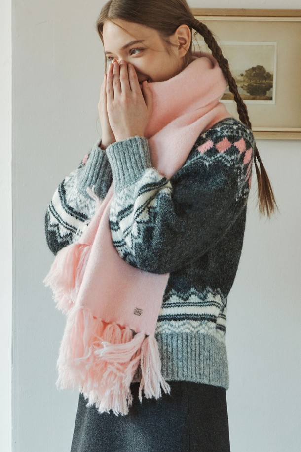 [5컬러] 네스트 울 머플러는 부드러운 촉감과 따뜻한 보온성을 제공하는 머플러입니다. 아이보리, 베이지, 라이트그레이, 차콜, 핑크 5가지 컬러로 출시되어 다양한 스타일에 매치할 수 있습니다. 두꺼운 두께감으로 가을, 겨울철 추위를 효과적으로 막아주며, 베이직, 캐주얼 스타일에 잘 어울립니다. 볼륨감 있는 태슬 디테일과 로고 펜던트 장식이 포인트이며, 출근룩에도 활용 가능한 실용적인 아이템입니다. 폴리에스테르, 울, 스판덱스 혼방 소재로 제작되어 편안하게 착용할 수 있습니다.
