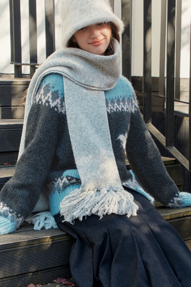 [5컬러] 네스트 울 머플러는 부드러운 촉감과 두꺼운 두께감으로 가을, 겨울철 따뜻함을 선사하는 머플러입니다. 핑크, 라이트그레이, 베이지, 차콜, 아이보리 5가지 컬러로 제공되어 다양한 스타일 연출이 가능하며, 공용으로 착용할 수 있습니다. 넉넉한 기장감과 볼륨감 있는 태슬, 로고 펜던트 디자인이 특징이며, 신축성이 있어 편안한 착용감을 제공합니다. 데이트룩, 모임룩, 캐주얼, 미니멀, 클래식 등 어떤 스타일에도 잘 어울리는 활용도 높은 아이템입니다. 폴리에스테르, 울, 스판덱스 혼방 소재로 제작되었으며, 비침 없이 안감 없이 제작되었습니다.
