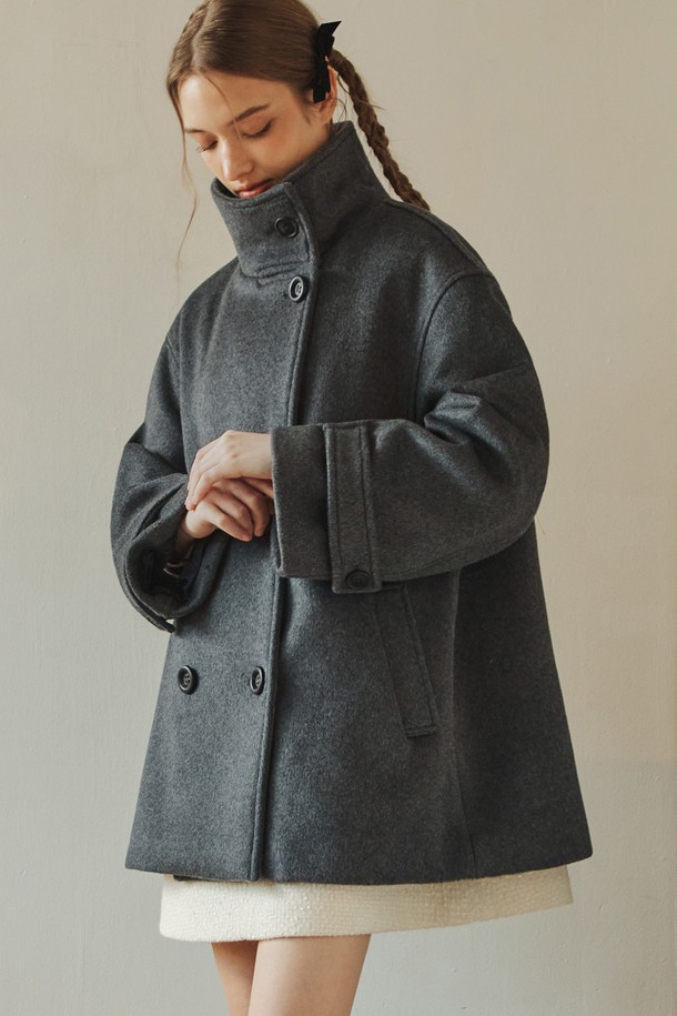 차분하고 세련된 무드의 울 더블 하프 코트입니다. 클래식과 미니멀 스타일을 모두 아우르는 디자인으로, 차콜 컬러가 시크한 분위기를 연출합니다. 부드러운 울과 폴리에스테르 혼방 소재로 제작되어 겨울철에도 따뜻하게 착용할 수 있으며, 하이넥 디자인과 소매단 스트랩, 미니멀 포켓 디테일이 돋보입니다. 루즈핏으로 편안한 착용감을 선사하며, 안감이 있어 더욱 쾌적하게 입을 수 있습니다. 출근룩, 오피스룩, 모임룩 등 다양한 TPO에 활용 가능합니다.
