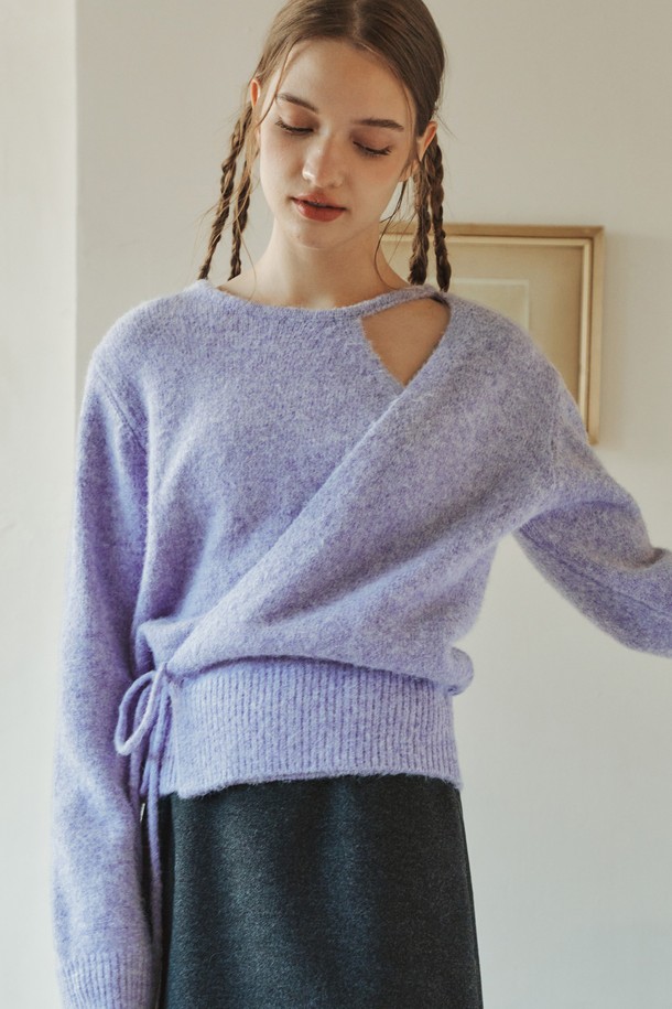 [2컬러] 울 블렌딩 랩 스웨터는 우아하고 클래식한 스타일을 연출하는 여성용 니트/스웨터입니다. 아이보리, 오트밀, 블루, 그레이, 퍼플, 핑크 6가지 다채로운 색상으로 출시되었으며, 가을과 겨울에 따뜻하게 착용하기 좋습니다. 랩 디자인과 리본 허리끈으로 여성스러운 실루엣을 강조하며, 부드러운 촉감의 울 블렌딩 소재와 신축성 있는 소재로 편안한 착용감을 선사합니다. 루즈핏, 긴 소매, 중간 두께, 비침 없는 디자인으로 데이트룩, 모임룩, 소개팅룩 등 다양한 TPO에 활용할 수 있습니다. 와이드 립 밴딩과 슬릿 디테일이 돋보이는 미니멀하고 로맨틱한 분위기의 스웨터입니다.
