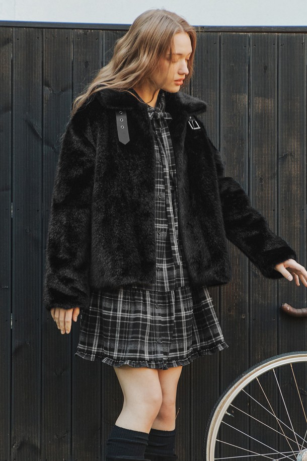 따뜻함과 스타일을 모두 갖춘 [2컬러] 소프트 하이넥 퍼 재킷입니다. 아이보리와 블랙 두 가지 색상으로 출시되어 어떤 룩에도 잘 어울립니다. 부드러운 촉감의 폴리에스테르 소재에 플리스 안감을 더해 뛰어난 보온성을 자랑하며, 하이넥 디자인과 투웨이 칼라로 세련된 포인트를 더했습니다. 집업 여밈 방식에 레귤러핏으로 편안하게 착용 가능하며, 비즈 장식 디테일과 벨트형 장식이 여성스러운 무드를 연출합니다. 데이트룩, 모임룩 등 다양한 TPO에 클래식, 미니멀, 캐주얼 스타일로 연출해보세요.
