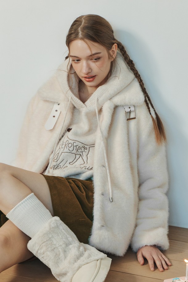 **[2컬러] 소프트 하이넥 퍼 재킷**

부드럽고 포근한 페이크퍼 소재의 [2컬러] 소프트 하이넥 퍼 재킷입니다. 데일리룩에 활용하기 좋은 캐주얼 스타일의 여성 아우터로, 겨울철 따뜻함을 선사합니다. 바람을 막아주는 하이넥 디자인과 카라 연출이 가능한 투웨이 스타일로, 다양한 분위기를 연출할 수 있습니다. 벨트 모양의 비조 장식과 견고한 여밈 디테일이 돋보이며, 몸판과 포켓에는 플리스 안감을 적용하여 보온성을 높였습니다. 모임룩이나 연말 모임룩에 매치하여 세련된 스타일을 완성해 보세요.
