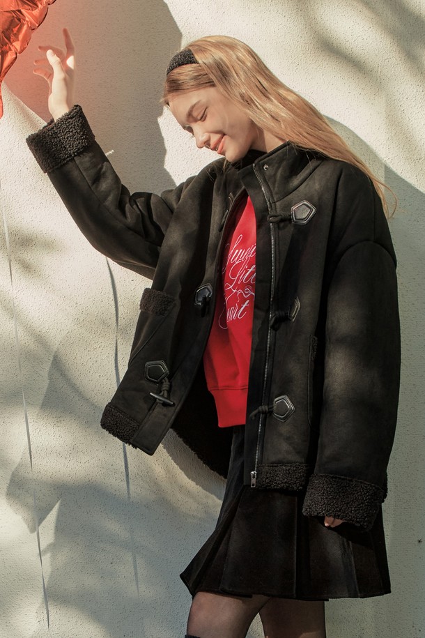 **시어링 무스탕 / 블랙**

부드러운 촉감과 보온성을 자랑하는 여성용 블랙 시어링 무스탕입니다. 캐주얼 및 스트릿 스타일을 연출하기 좋으며, 겨울철 데일리룩에 활용하기 좋습니다. 하이넥 디자인과 넉넉한 루즈핏으로 편안한 착용감을 선사합니다. 견고한 겉감과 포근한 포켓 안감, 긴 소매 기장으로 추운 날씨에도 따뜻하게 입을 수 있습니다. 지퍼 여밈 방식으로 간편하게 착용 가능하며, 무지 패턴으로 어떤 스타일에도 잘 어울립니다.
