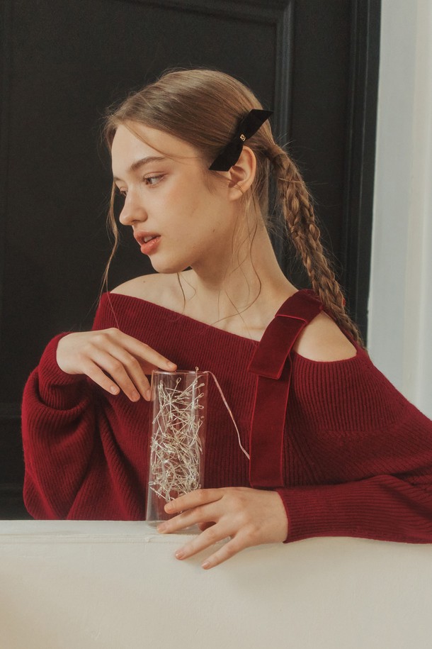 리본 언발란스 오프숄더 스웨터는 우아하고 캐주얼한 스타일을 연출하는 여성 상의입니다. 부드러운 촉감의 아크릴, 폴리에스테르, 나일론 혼방 소재로 제작되어 가을과 겨울에 따뜻하게 착용할 수 있습니다. 언발란스 디자인과 벨벳 리본 디테일이 특징이며, 한쪽 어깨를 내려 더욱 여성스러운 분위기를 더합니다. 릴랙스핏으로 편안함을 선사하며, 데이트룩, 모임룩, 연말 모임룩 등 다양한 TPO에 활용 가능합니다. 긴 소매와 두꺼운 두께감으로 보온성을 높였습니다.
