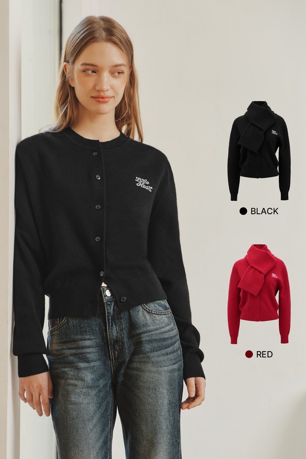 **[2컬러] 리틀 하트 캐시미어 가디건 & 머플러 세트**

부드러운 캐시미어 혼방 소재로 제작된 [2컬러] 리틀 하트 캐시미어 가디건 & 머플러 세트는 겨울철 데이트룩과 연말 모임룩을 위한 완벽한 선택입니다. 라운드넥 디자인과 레귤러핏으로 제작되어 러블리, 캐주얼, 페미닌 등 다양한 스타일을 연출할 수 있습니다. 무지 또는 로고 패턴, 긴소매 기장으로 포근함과 스타일을 동시에 잡았습니다. 레드와 블랙 두 가지 색상으로 제공되어, 취향에 맞게 선택하여 따뜻하고 포근한 겨울을 보내세요.
