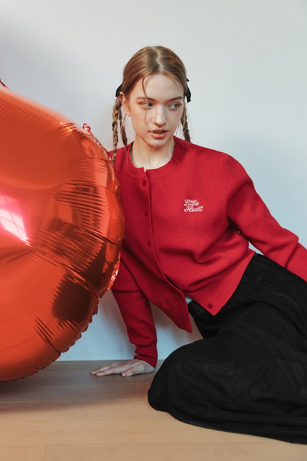 [2컬러] 리틀 하트 캐시미어 가디건 & 머플러 세트는 부드러운 촉감의 캐시미어 혼방 소재로 제작되어 겨울, 봄, 가을 시즌에 착용하기 좋습니다. 라운드넥 디자인의 레귤러핏 가디건과 머플러가 세트로 구성되어 있으며, 톤온톤의 하트 자수 레터링이 러블리하고 캐주얼한 무드를 더합니다. 여유 있는 실루엣으로 편안하게 착용 가능하며, 적당한 두께감과 신축성으로 활동성을 높였습니다. 레드, 블랙 두 가지 컬러로 출시되어 다양한 스타일에 매치하기 용이합니다.
