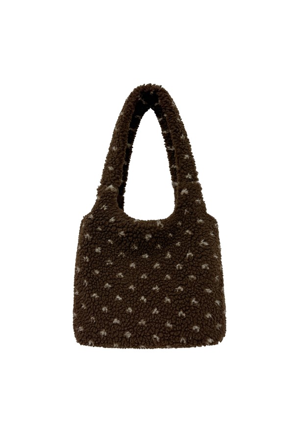 부드러운 테디 플리스 소재의 '테디 플리스 백' 입니다. 브라운과 아이보리 컬러로 출시되었으며, 미디엄 사이즈의 콤팩트한 사각 디자인입니다. 보온 기능이 있으며, 부클 텍스처와 안감이 있어 포근한 착용감을 선사합니다. 도트와 프린트 무늬가 특징이며, 오픈형으로 편리하게 사용 가능합니다. 산책룩, 여행룩, 데이트룩 등 캐주얼, 미니멀, 클래식 스타일 어디에나 잘 어울립니다.
