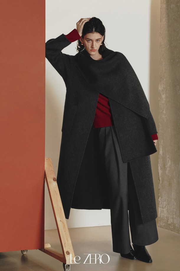"르제로 울 맥시 숄 코트"는 차콜 컬러의 여성용 코트입니다. 가을과 겨울에 어울리는 두꺼운 두께감의 롱 기장 숄카라 코트로, 릴랙스핏과 루즈핏으로 편안하게 착용할 수 있습니다. 부드러운 울, 폴리에스테르, 아크릴, 나일론 혼방 소재로 제작되었으며, 숄 디테일과 벨트가 포함되어 우아하고 미니멀한 스타일을 연출합니다. 오픈형 또는 타이드 방식으로 연출 가능하며, 포켓이 있어 실용성을 더했습니다. 출근룩, 모임룩, 데이트룩 등 다양한 TPO에 클래식, 미니멀, 시크한 스타일로 활용하기 좋습니다.
