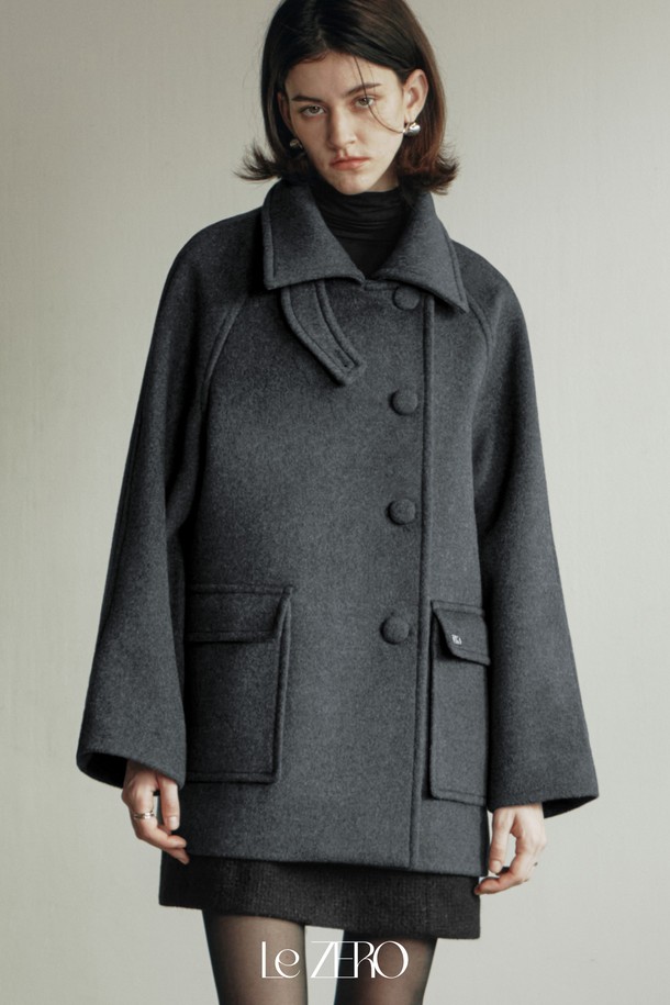 세련된 룩을 완성해 줄 [2컬러] 르제로 사이드 버튼 포인트 울 코트입니다. 부드러운 촉감의 울, 모, 폴리에스테르 혼방 소재로 제작되어 포근하고 따뜻한 착용감을 선사합니다. 하프 기장과 릴랙스 핏으로 편안하면서도 스타일리시하게 연출할 수 있으며, 래글런 소매 디테일이 돋보입니다. 차콜(Charcoal), 크림(Cream) 두 가지 컬러로 출시되어 데일리룩, 출근룩, 모임룩 등 다양한 TPO에 활용 가능합니다. 하이넥 연출이 가능하며, 안감과 신축성, 패드락 버튼과 로고 팬던트, 스트랩 등의 특징으로 미니멀, 모던, 베이직, 캐주얼 스타일을 모두 소화할 수 있습니다.
