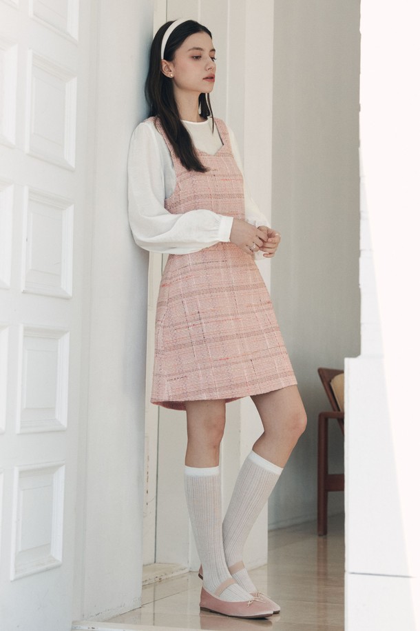 하트넥 미니 원피스 / 핑크는 여성스러운 매력을 돋보이게 하는 미니 원피스입니다. 부드러운 폴리에스테르 소재로 제작되어 편안한 착용감을 선사하며, A라인 핏과 하트넥 디자인이 우아한 실루엣을 연출합니다. 핑크 컬러와 무지 패턴이 미니멀하면서도 로맨틱한 분위기를 더하고, 긴 소매와 중간 두께감으로 봄, 여름 시즌에 적합합니다. 데이트룩, 카페룩, 모임룩 등 다양한 TPO에 활용할 수 있으며, 버튼 디테일과 안감 처리, 비침 없는 디자인으로 완성도를 높였습니다.
