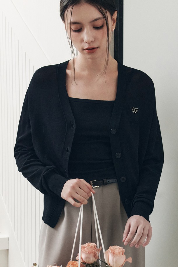 [3컬러] 하트 펜던트 가디건은 부드러운 촉감의 아크릴, 면 혼방 소재로 제작되어 봄, 가을에 착용하기 좋은 여성용 니트 가디건입니다. 루즈핏에 스퀘어넥 디자인으로, 베이직하면서도 우아한 스타일을 연출하며 데이트룩, 카페룩에 잘 어울립니다. 긴 소매 기장에 중간 두께감으로 간절기 날씨에 유용하며, 하트 펜던트 디테일이 포인트입니다. 약간의 비침이 있으며 신축성이 있어 편안하게 착용 가능합니다.
