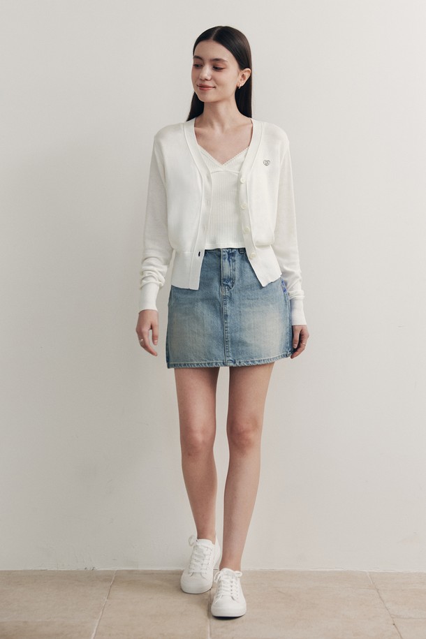 **[3컬러] 하트 펜던트 가디건**

베이직, 우아한 스타일의 여성 가디건입니다. 봄, 가을 시즌에 적합하며, 루즈핏으로 편안하게 착용 가능합니다. V넥 디자인에 긴 소매 기장으로 제작되었으며, 아크릴, 면 혼방 소재로 부드러운 촉감을 선사합니다. 블랙, 화이트, 베이지 3가지 컬러로 만나보세요. 하트 펜던트 장식과 매트한 디테일이 돋보이며, 데이트룩, 카페룩, 모임룩 등 다양한 TPO에 활용하기 좋습니다.
