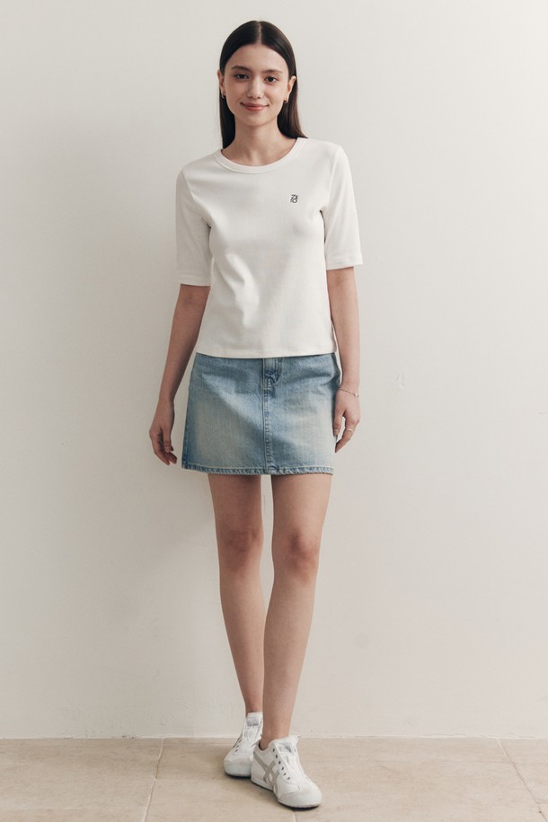 산뜻한 라이트 인디고 컬러의 베이직 미니 데님 스커트입니다. 면 소재의 A라인 핏으로 제작되어 편안하면서도 여성스러운 실루엣을 연출합니다. 봄, 여름 시즌에 활용하기 좋으며, 뻣뻣함과 부드러움이 공존하는 촉감과 무지 디자인으로 어떤 상의에도 잘 어울리는 데일리 아이템입니다.
