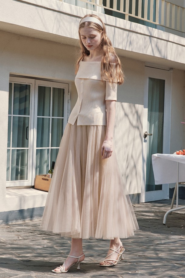 **[2컬러] 버튼 포인트 언발란스 니트**는 바닐라 베이지와 애쉬 블루 두 가지 색상으로 출시되었으며, 봄, 여름에 활용하기 좋은 여성용 니트/스웨터입니다. 레이온과 나일론 혼방의 부드러운 촉감과 중간 두께감으로 편안하게 착용 가능하며, 언밸런스 숄더 오프닝과 버튼 디테일이 세련된 포인트를 더합니다. 슬림핏 스퀘어넥 디자인에 골지 패턴, 반소매 기장으로 시원하고 베이직한 스타일을 연출하며, 꼬임사 사용으로 통기성이 뛰어나고 비침 없이 신축성 있게 즐길 수 있습니다.
