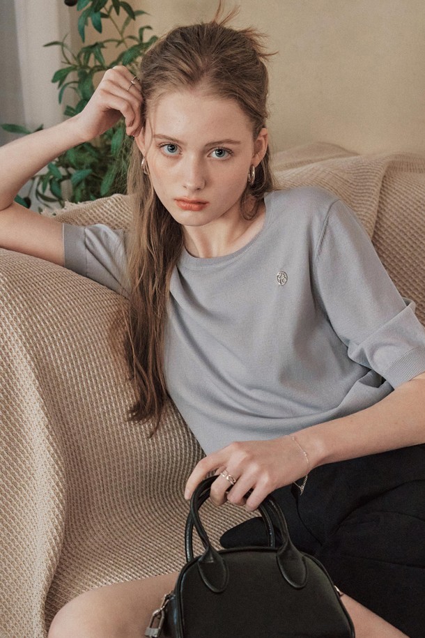 [3컬러] 스무디 반팔 스웨터는 부드러운 레이온, 나일론 혼방 소재로 제작되어 편안한 착용감을 선사하며, 얇은 두께로 봄, 여름에 시원하게 입을 수 있습니다. 루즈핏 디자인에 밑단 와이드 실루엣이 특징이며, 라이트그레이, 크림, 네이비 3가지 색상으로 다양한 스타일을 연출할 수 있습니다. 베이직하고 미니멀한 무드를 담아 일상에서 활용하기 좋은 라운드넥 반팔 스웨터입니다.
