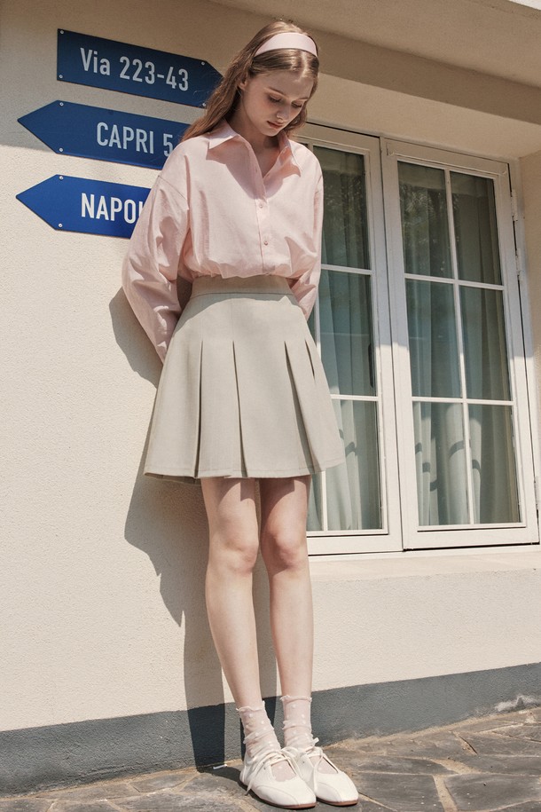 베이지와 블루, 2가지 컬러로 만나보는 [2컬러] 라이트 플리츠 스커트입니다. 폴리에스테르와 폴리우레탄 혼방 소재로 제작되어 봄, 여름 시즌에 적합하며, 투톤 원사 혼용으로 은은한 밝기를 더했습니다. A라인 핏과 플리츠 디자인이 어우러져 미니멀하면서도 베이직한 스타일을 연출하며, 안감이 있어 비침 걱정 없이 편안하게 착용할 수 있습니다.
