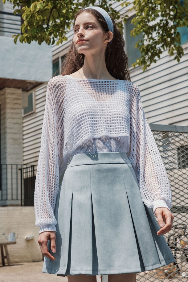 "BEIGE"와 "BLUE" 두 가지 색상으로 출시된 "[2컬러] 라이트 플리츠 스커트"는 봄, 여름 시즌에 어울리는 미디 기장의 플리츠 스커트입니다. A라인 핏과 시원한 촉감의 폴리에스테르, 폴리우레탄 혼방 소재로 제작되었으며, 투톤 원사를 사용하여 은은한 멋을 더했습니다. 안감이 있어 비침 걱정 없이 편안하게 착용 가능하며, 허리 뒷부분의 버튼 여밈과 백 슬릿 디테일로 활동성을 높였습니다.
