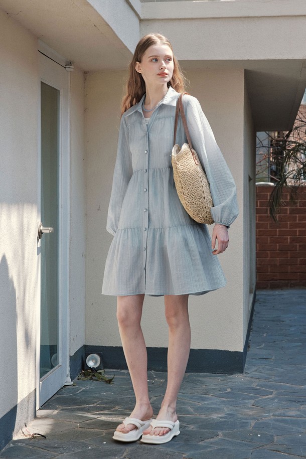 **레인 셔츠 원피스 / 블루 (긴팔ver)**

산뜻한 스카이블루 컬러의 레인 셔츠 원피스입니다. 텐셀, 나일론, 폴리에스터 혼방 소재로 제작되어 가볍고 부드러운 촉감을 선사하며, 봄, 여름 시즌에 시원하게 착용하기 좋습니다. 허리 스트랩으로 핏 조절이 가능하며, 이너 슬립 원피스가 포함되어 있어 더욱 편안하게 스타일링할 수 있습니다. 셔츠와 원피스 두 가지 스타일로 연출할 수 있으며, 루즈핏과 셔츠 칼라 디자인으로 페미닌한 무드를 더했습니다. 데이트룩, 카페룩, 여행룩 등 다양한 TPO에 맞춰 클래식, 미니멀, 로맨틱 스타일을 완성해보세요.
