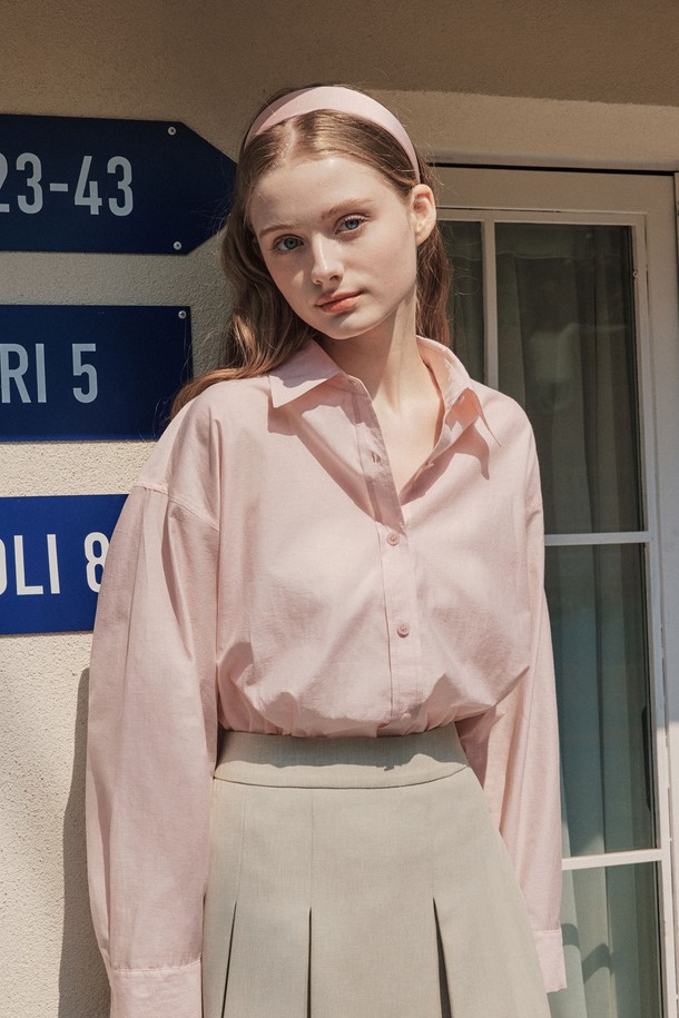 [3컬러] 로맨티코 셔츠는 여름철 데일리 또는 비치웨어로 활용하기 좋은 여성용 셔츠/블라우스입니다. 블루, 핑크, 화이트 색상으로 출시되었으며, 얇고 부드러운 면, 폴리에스테르 혼방 소재를 사용하여 제작되었습니다. 오버핏에 드롭숄더 디자인으로 여유로운 실루엣을 연출하며, 로맨틱하고 캐주얼한 무드를 동시에 느낄 수 있습니다.
