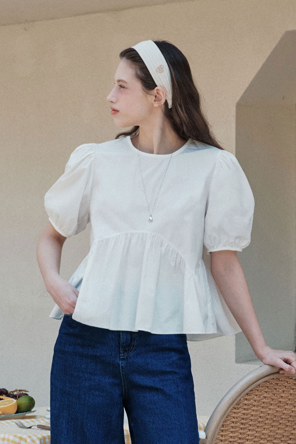 화사한 화이트 컬러의 데이지 퍼프 블라우스 (반팔ver)입니다. 부드러운 면 소재로 제작되어 봄, 여름 계절에 시원하게 착용 가능하며, 로맨틱하면서도 베이직한 스타일을 연출합니다. 루즈핏에 라운드넥 디자인, 퍼프 소매와 페플럼 디테일이 사랑스러운 분위기를 더하며, 뒷면 단추로 포인트를 주었습니다. 얇은 두께감으로 비침이 있을 수 있으니, 이너웨어와 함께 코디하여 즐겨 입으세요.
