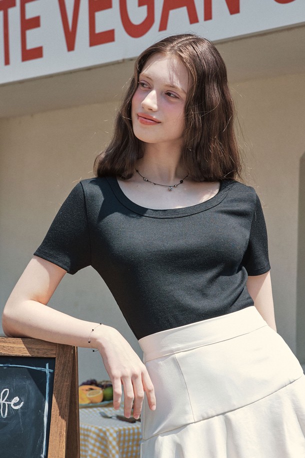 [2컬러] 골지 U넥 반팔 티셔츠는 부드러운 촉감과 뛰어난 신축성을 자랑하며, 슬림핏으로 바디에 밀착되는 실루엣을 연출합니다. 면, 폴리에스테르, 스판덱스 혼방 소재로 제작되었으며, 블랙, 화이트 두 가지 색상으로 만나보실 수 있습니다. 베이직하고 미니멀한 스타일로 단독 착용은 물론 이너웨어로도 활용하기 좋아 다양한 룩을 연출할 수 있습니다.
