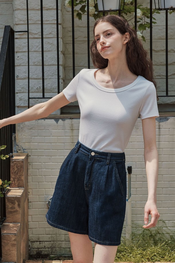 부드러운 촉감과 뛰어난 신축성을 자랑하는 [2컬러] 골지 U넥 반팔 티셔츠입니다. 데일리룩 또는 이너웨어로 활용하기 좋은 베이직하고 미니멀한 디자인으로, 봄, 여름 시즌에 적합합니다. 블랙, 화이트 두 가지 색상으로 출시되었으며, 비침 걱정 없이 슬림핏으로 연출할 수 있습니다.
