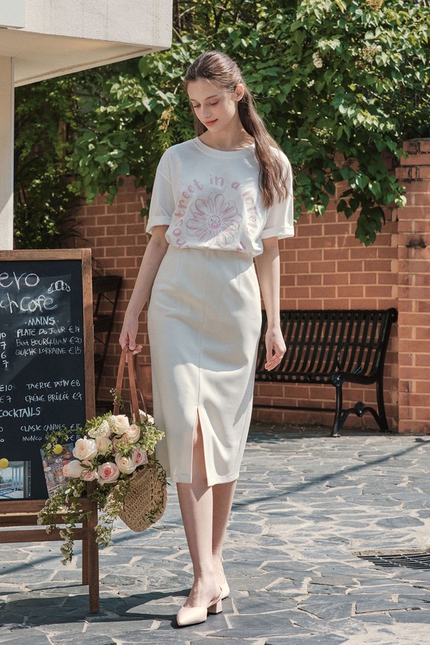 **슬릿 에이치라인 스커트 / 크림**

미니멀하고 베이직한 스타일의 여성용 슬릿 에이치라인 스커트입니다. 부드러운 촉감과 신축성을 갖춘 폴리에스테르와 스판덱스 혼방 소재로 제작되었으며, 허리 밴딩과 앞트임 디테일이 편안함과 디자인적 포인트를 더합니다. 크림과 블랙 두 가지 색상으로 제공되며, 봄, 여름 시즌 일상복으로 활용하기 좋은 미디 기장의 레귤러핏 스커트입니다.
