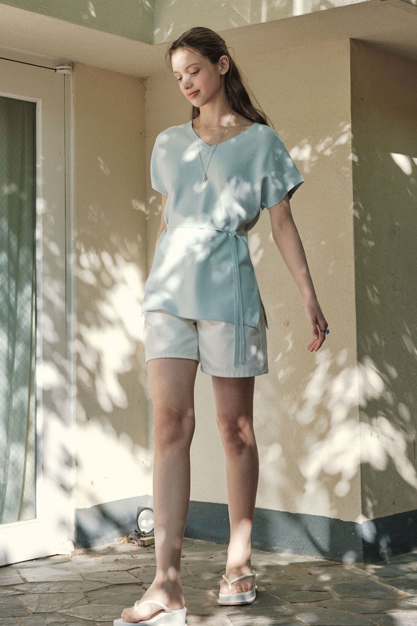 [2컬러] 돌먼 스트랩 니트는 레이온과 나일론 혼방으로 제작되어 시원하고 가벼운 착용감을 선사하며, 봄, 여름 시즌에 적합합니다. 로맨틱한 무드를 연출하는 슬림핏 디자인으로, 유니크한 넥 라인과 돌먼 슬리브, 와이드 숄더라인이 특징입니다. 허리 스트랩으로 다양한 스타일을 연출할 수 있으며, 신축성이 있어 편안하게 착용 가능합니다.
