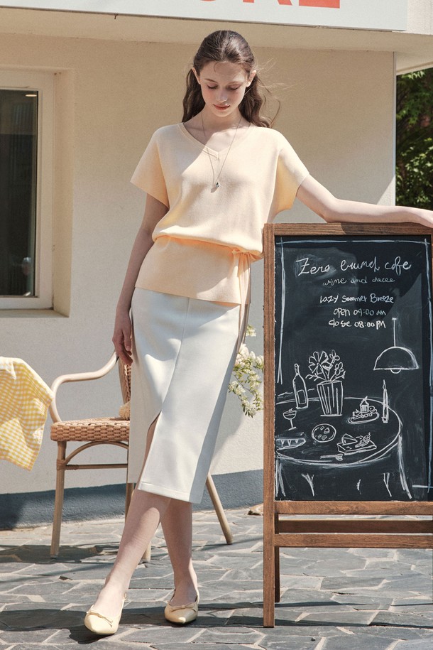 [2컬러] 돌먼 스트랩 니트는 레이온과 나일론 혼방 소재로 부드러운 촉감을 선사하며, 슬림핏으로 여성스러운 실루엣을 연출합니다. V넥 디자인에 민소매 및 스트랩 소매로 시원함을 더하고, 허리 스트랩과 돌먼 슬리브 패턴으로 로맨틱한 무드를 강조합니다. 스카이, 옐로우, 크림 3가지 컬러로 출시되어 봄, 여름 시즌 일상에서 폭넓게 활용 가능하며, 신축성 있는 소재로 편안한 착용감을 제공합니다.
