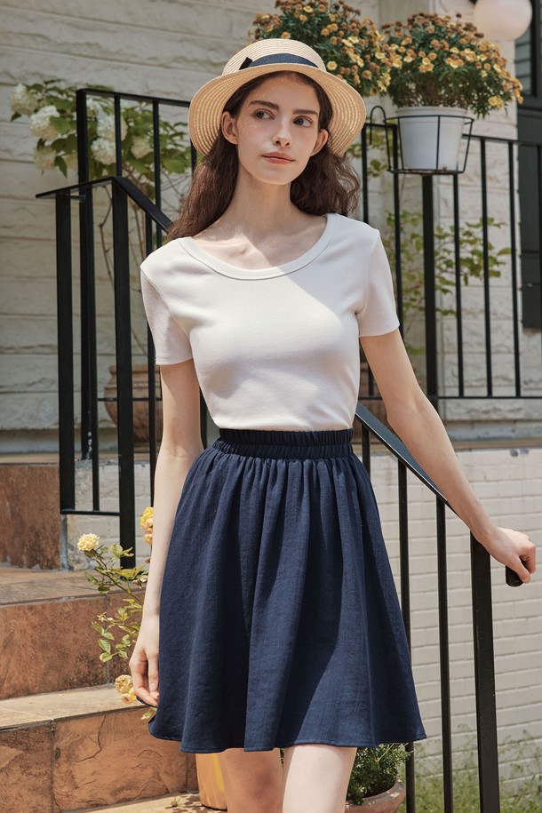 네이비 컬러의 린넨 밴딩 숏 팬츠 스커트는 여름철 데일리 및 캐주얼룩에 적합한 여성 의류입니다. 부드러운 린넨 혼방 소재로 제작되어 편안한 착용감을 선사하며, A라인 플레어 실루엣이 여성스러운 분위기를 더합니다. 허리 전체 밴딩, 사이드 포켓, 이너 팬츠 내장으로 실용성을 높였으며, 중간 두께감으로 시원하게 즐길 수 있습니다.
