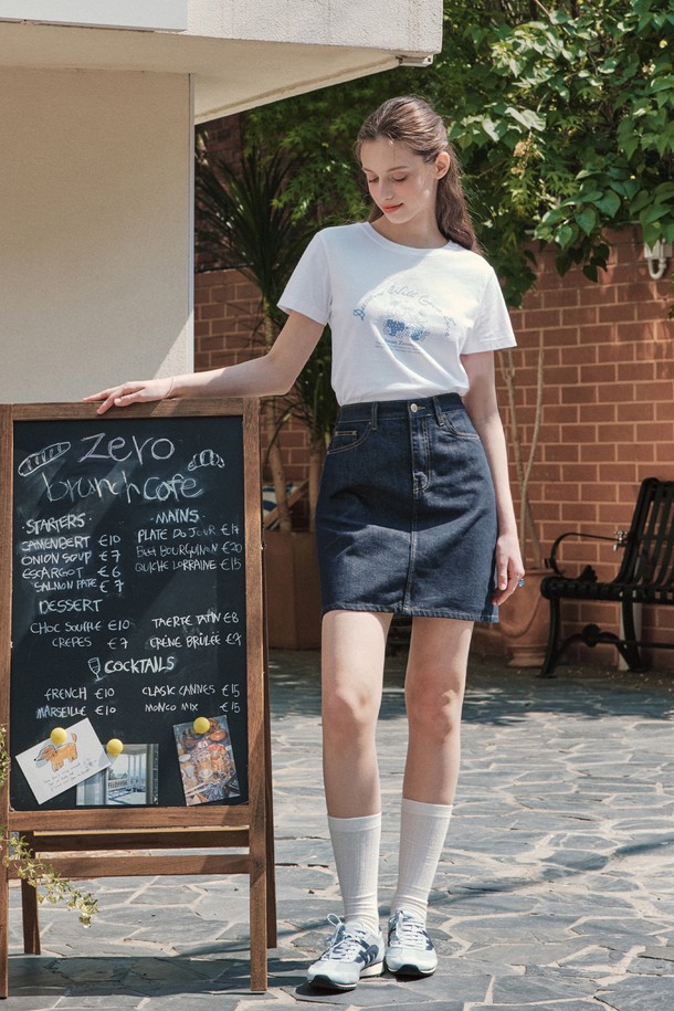 **인디고 미니 데님 스커트**는 여성의 일상룩에 미니멀한 매력을 더하는 베이직 아이템입니다. 중간 두께의 논페이드 데님 소재로 제작되어 컬러 유지력이 뛰어나며, H라인 슬림핏 디자인이 세련된 실루엣을 연출합니다. 신축성이 없고 안감과 비침이 없어 편안하게 착용할 수 있습니다.
