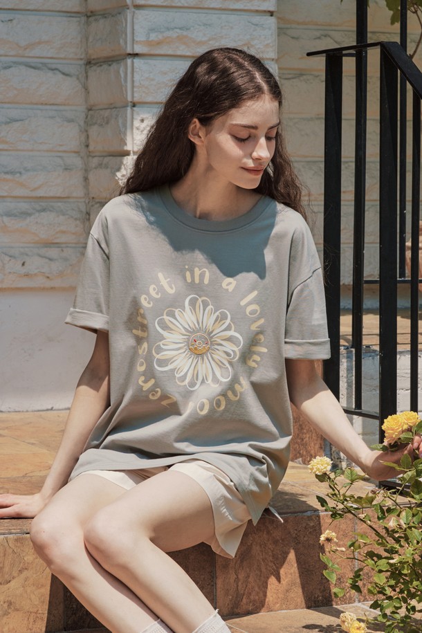 플라워 도넛 프린팅이 돋보이는 플라워 도넛 반팔 티셔츠, 라이트 그레이 컬러입니다. 부드러운 면 소재에 릴랙스 핏으로 편안한 착용감을 선사하며, 봄, 여름 시즌 데일리룩으로 활용하기 좋습니다. 라운드넥 디자인과 반소매 기장으로 캐주얼한 스타일을 연출하며, 동네 마실룩이나 봄 소풍룩에 잘 어울립니다. 신축성이 약간 있으며, 인디 핑크 컬러가 새롭게 추가되었습니다.
