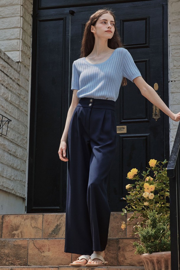 시원한 펀칭 디테일이 돋보이는 여성 반팔 니트입니다. 레이온과 나일론 혼방으로 제작되어 통기성이 좋고 가벼운 착용감을 선사하며, 퍼프 소매와 허리 실루엣으로 여성스러운 라인을 강조합니다. 스카이블루와 네이비, 두 가지 컬러 옵션으로 만나보세요.
