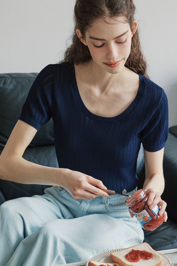 **[2컬러] 펀칭 라운드 반팔 니트**는 스카이블루와 네이비 두 가지 색상으로 제공되며, 봄과 여름에 여성스러운 분위기를 연출하기 좋은 아이템입니다. 레이온과 나일론 혼방 소재로 가볍고 시원하며, 펀칭 디테일과 시스루 효과가 은은한 매력을 더합니다. 레귤러핏 라운드넥 디자인에 퍼프 소매와 펜던트 장식으로 포인트를 주고, 허리 라인을 강조하여 여성스러운 실루엣을 완성합니다.
