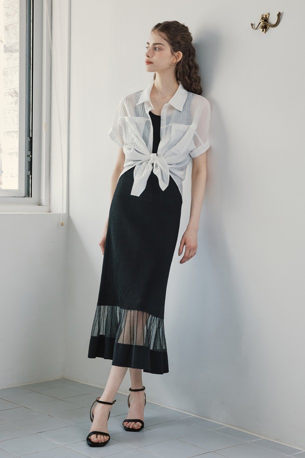 미스티 플레어 니트 스커트 블랙은 레이온, 나일론 혼방의 슬림핏 플레어 스커트로, 봄과 가을에 어울리는 데일리 아이템입니다. 시원한 촉감의 중간 두께 골지 패턴이며, 밴딩 처리와 콘트라스트 보더, 하이트위스트 원사 디테일이 돋보입니다. 비침이 있는 디자인으로 엘레강스한 분위기를 연출합니다.
