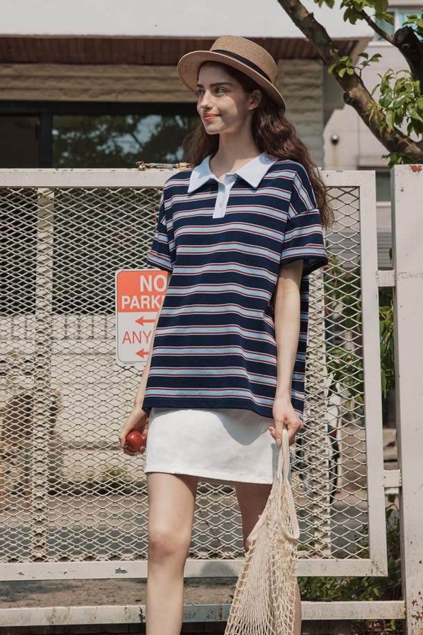 화사한 화이트 컬러의 데님 미니스커트입니다. H라인으로 떨어지는 슬림핏 디자인에 뻣뻣한 촉감의 데님 소재로 제작되어 시크한 무드를 연출합니다. 은색 리벳과 버튼 디테일이 더해져 미니멀하면서도 클래식한 스타일을 완성하며, 봄, 여름 시즌 일상룩에 활용하기 좋습니다.
