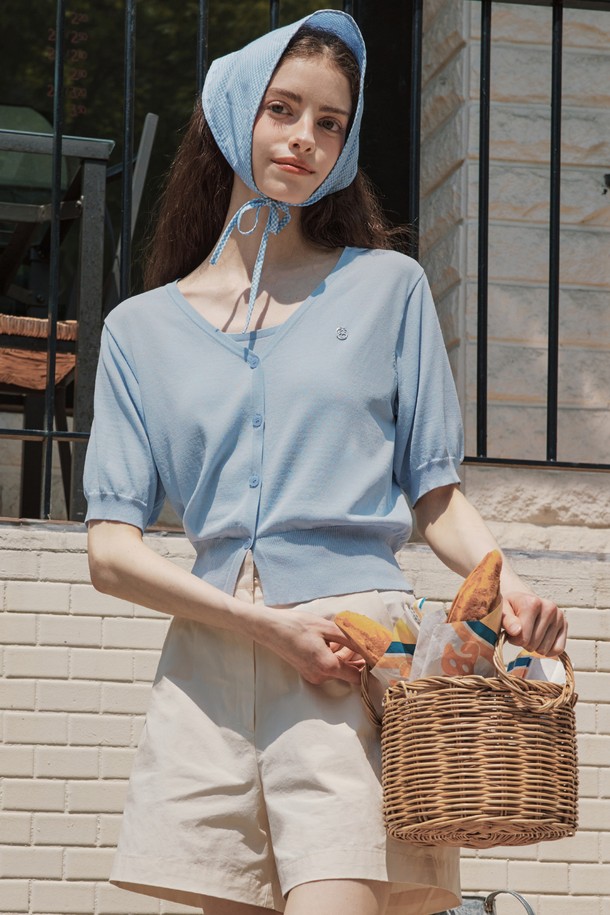 부드러운 촉감의 레이온, 나일론 혼방 소재로 제작된 [2컬러] 샤베트 나시 & 가디건 세트입니다. 봄, 여름 시즌에 어울리는 얇은 두께감과 레귤러핏으로 편안하게 착용 가능하며, 베이직하고 캐주얼한 스타일을 연출합니다. 라운드넥 디자인의 민소매 나시와 반소매 가디건 구성으로, 실버 펜던트 디테일과 립 디테일 마감으로 포인트를 더했습니다. 블루, 크림 두 가지 색상으로 출시되었으며, 신축성이 있어 편안하게 활동할 수 있습니다. 살짝 비침이 있을 수 있습니다.
