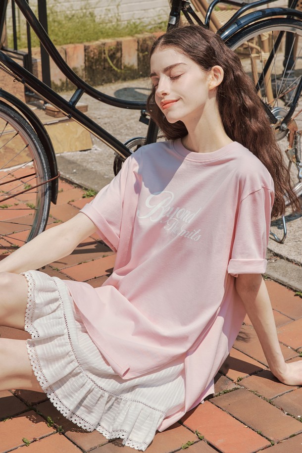 "2컬러" 트윙클 반팔 티셔츠는 여성 의류로, 일상에서 캐주얼하게 착용하기 좋은 반팔 티셔츠입니다. Light Beige와 Pink 두 가지 색상으로 출시되었으며, 여름에 적합한 중간 두께의 면 소재로 제작되었습니다. 오버핏 디자인에 라운드넥으로 편안한 착용감을 선사하며, 사이드 슬릿 디테일과 하트 자수 장식, 체인 스티치 봉제가 특징입니다. 미니멀하고 캐주얼한 스타일로 동네 마실룩과 카페룩에 모두 잘 어울립니다. 신축성이 있어 활동성을 높였습니다.
